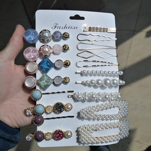 Détail de l'assortiment de barrettes à cheveux en acétate marbré et perles