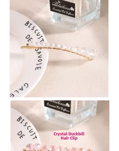 Détail macro de barrettes dorées ornées de perles de cristal roses et transparentes