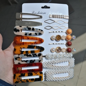 Détail d'un ensemble de barrettes en acétate avec motifs marbrés et ornements de perles