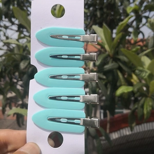 Set of 5 mint green leaf-shaped hair clips for makeup styling on a white display card