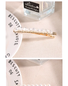 Détail des barrettes à cheveux dorées avec perles élégantes et perles de cristal
