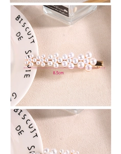 Vue détaillée de la pince à cheveux dorée de 8,5 cm avec doubles rangées de perles blanches