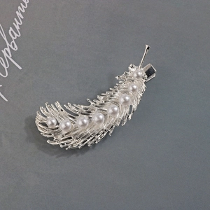 Elegante fermaglio per capelli a piuma d'argento con strass e perle bianche raffinate