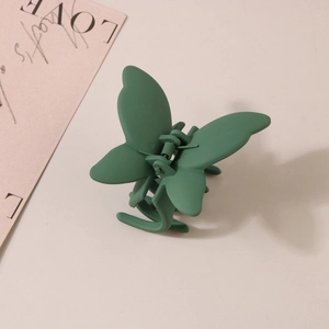 Vue de dessus d'une pince à cheveux papillon vert forêt mat avec finition givrée fine