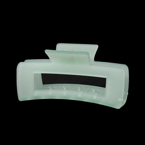Vue détaillée de la pince à cheveux givrée vert avocat avec design ajouré rectangulaire