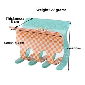 Checkered hair claw clip details with dimensions 6.8x5.3cm and 27g lightweight design