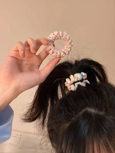 Détails des chouchous en tricot pelucheux en rose doux et couleurs vives de l'arc-en-ciel