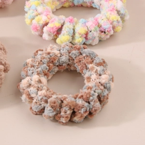 Gros plan de chouchous en chenille douce avec une texture tissée épaisse et colorée
