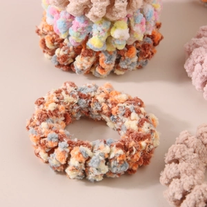 Gros plan d'élastiques à cheveux en peluche chenille douce aux couleurs mélangées