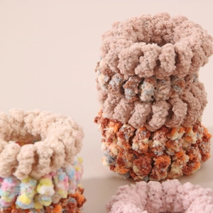 Vue détaillée d'élastiques à cheveux en peluche chenille aux couleurs variées