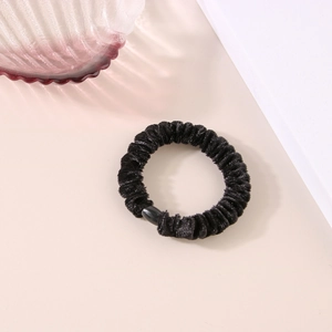 Vista dettagliata dell'elastico in velluto nero con consistenza morbida e alta elasticità