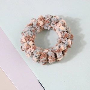 Détails de la texture pelucheuse et des chouchous en peluche marron, beige et gris