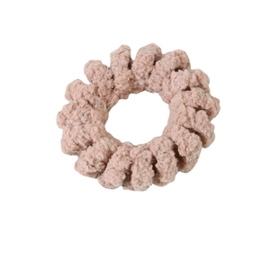 Élastique à cheveux spirale en peluche rose poudré en tissu laine d'agneau sur blanc