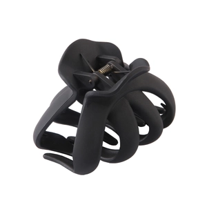 Détail du ressort en métal et de la finition mate sur la pince à cheveux de 8cm