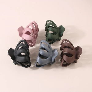 Détail de cinq pinces à cheveux géométriques mates de 8 cm en couleurs Morandi