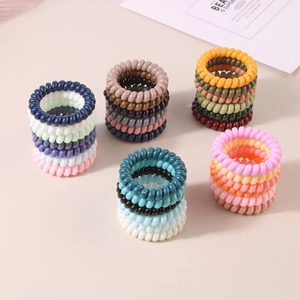 Detalle de set de gomas de pelo en espiral de colores en varios tonos pastel macaron