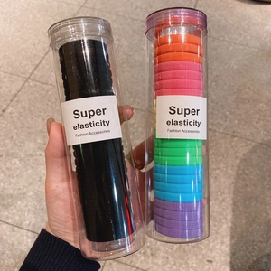 Dettaglio di elastici per capelli ad alta elasticità in confezione a tubo con set colorati