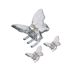 Detailansicht eines 3er-Sets transparenter Schmetterlings-Haarklammern aus Kunstharz
