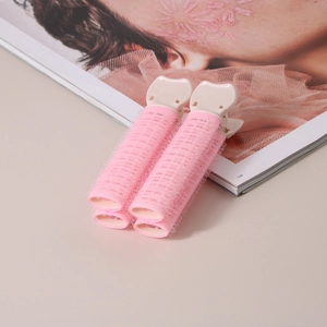 Dettaglio delle clip volumizzanti rosa per capelli con superficie in velcro e gancio