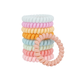 Vue détaillée des élastiques à cheveux spirales mats aux couleurs pastel de macaron
