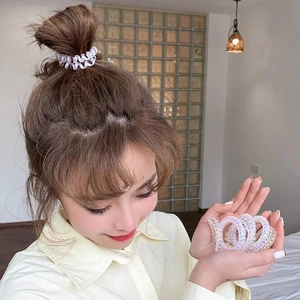 Élastique à cheveux spirale blanc iridescent pour queue de cheval effet perle mate