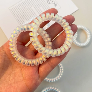Élastiques à cheveux spirale blanc irisé avec finition nacrée pour queue de cheval