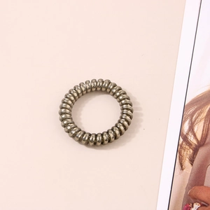 Détail d'un élastique à cheveux spirale extensible en gris anthracite métallisé