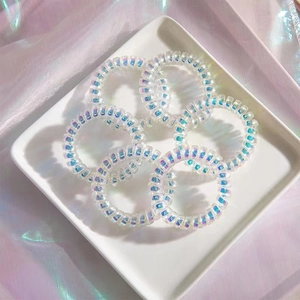 Lot de 6 chouchous spirales laser effet irisé présentés sur un plateau élégant