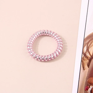 Détail d'un chouchou spirale avec couche rose transparente et noyau métallique argenté