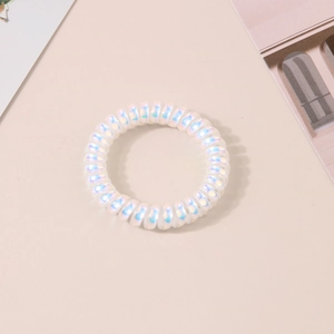 Vue rapprochée de l'élastique spirale nacré laser avec effet arc-en-ciel iridescent