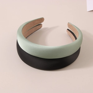 Détail de serre-têtes en satin rembourrés vert et noir avec doublure en velours antidérapant