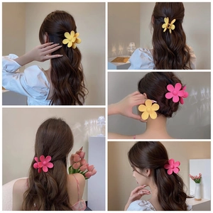 Détails de pinces à cheveux fleur mate jaunes et roses montrant une prise ferme