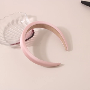 Détail d'un serre-tête en satin rose rembourré avec doublure antidérapante et design épais