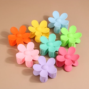 Lot de 8 pinces à cheveux en forme de fleur mate aux tons pastel sur fond beige doux