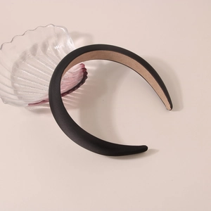 Détail du serre-tête rembourré en satin noir avec doublure antidérapante