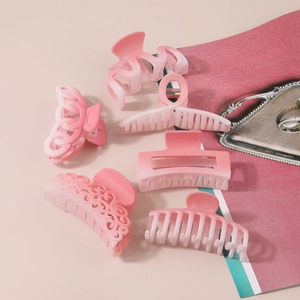 Détails de diverses pinces à cheveux à dégradé rose avec des motifs géométriques