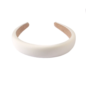 Détail du serre-tête rembourré en satin blanc avec doublure en velours antidérapant doux