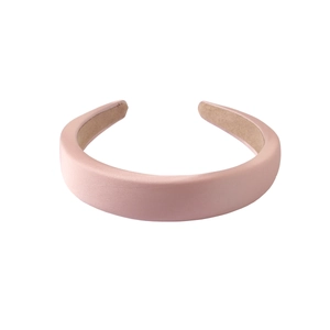 Détail d'un serre-tête en satin rose pâle avec texture soyeuse et doublure antidérapante