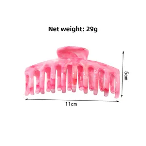 Pince à cheveux marbre rose montrant des mesures de 11cm de long et 29g de poids