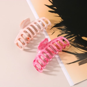 Vue détaillée de deux grandes pinces à cheveux à motif marbré rose pour cheveux épais