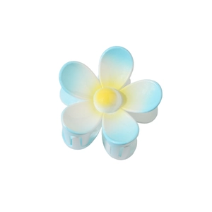 Détail de la pince à cheveux en forme de fleur de frangipanier bleu dégradé et blanc poli