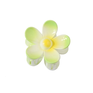 Détail de la grande pince à cheveux fleur de frangipanier avec dégradé jaune et vert