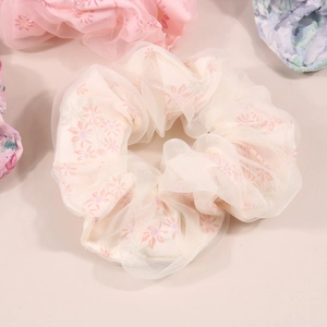 Chouchou floral beige surdimensionné avec maille transparente et élastique robuste