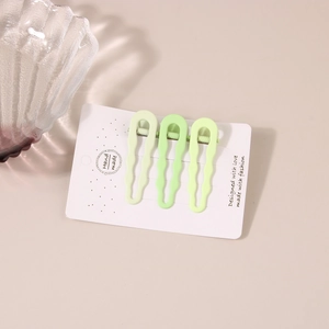 Three-piece set of gradient green wavy U-shaped hair clips on white display card