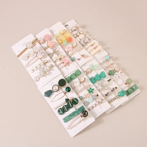 Détail d'un lot de barrettes à cheveux en perles et strass aux motifs floraux