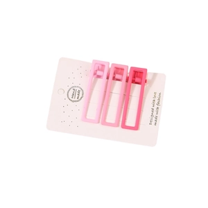 Set di tre fermagli per capelli rettangolari rosa opaco su una base bianca