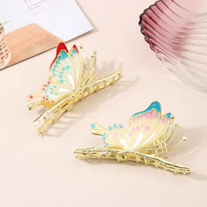 Elegante vlinder haarklemmen van goudlegering met kleurrijke druppelolie afwerking op roze