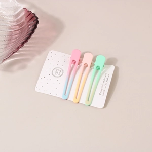 Lot de trois barrettes à cheveux dégradé macaron présentées sur carte d'affichage