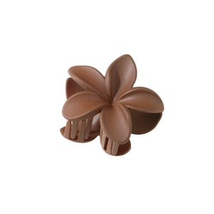 Pince à cheveux fleur marron moka mate 8cm avec texture givrée et design à cinq pétales
