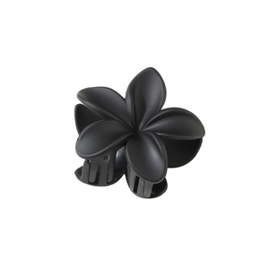 Détail de la pince à cheveux fleur noire mate de 8cm avec des dents robustes